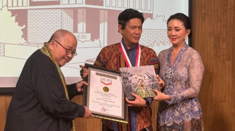 Karya Buku Puisi Wina Armada Sukardi Mendapat Anugerah MURI